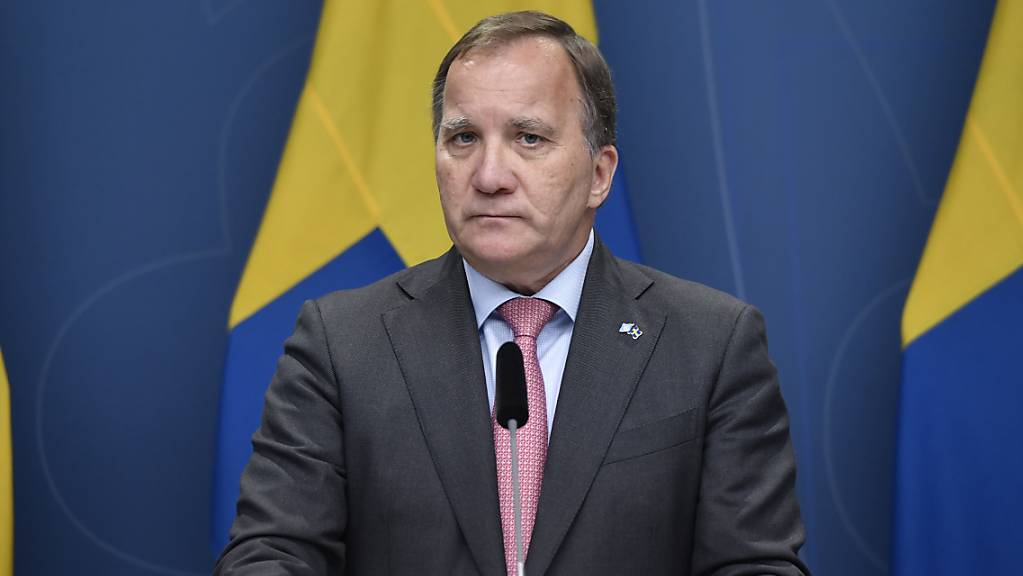 Schwedens Ministerpräsident Stefan Löfven hält eine Pressekonferenz.