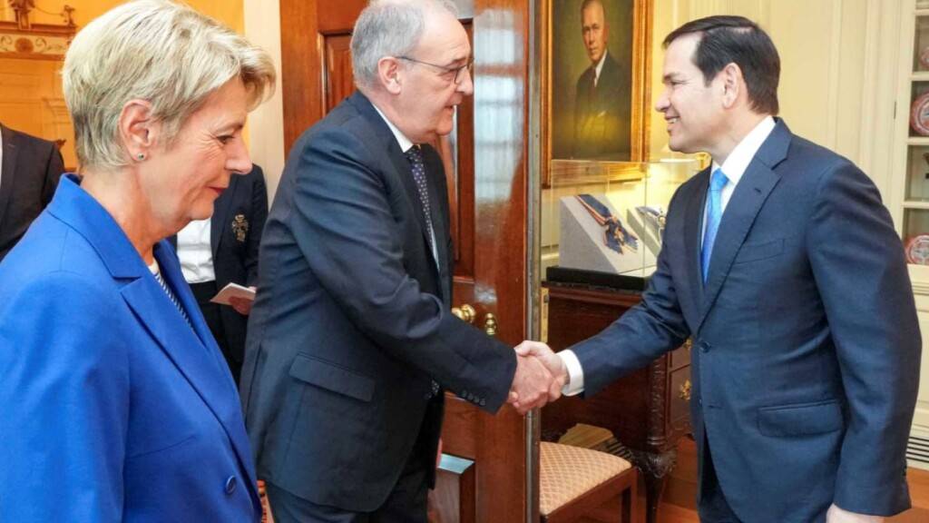 Bundespräsidentin Karin Keller-Sutter (links) und Wirtschaftsminister Guy Parmelin (Mitte) werden in Washington von US-Aussenminister Marco Rubio begrüsst.