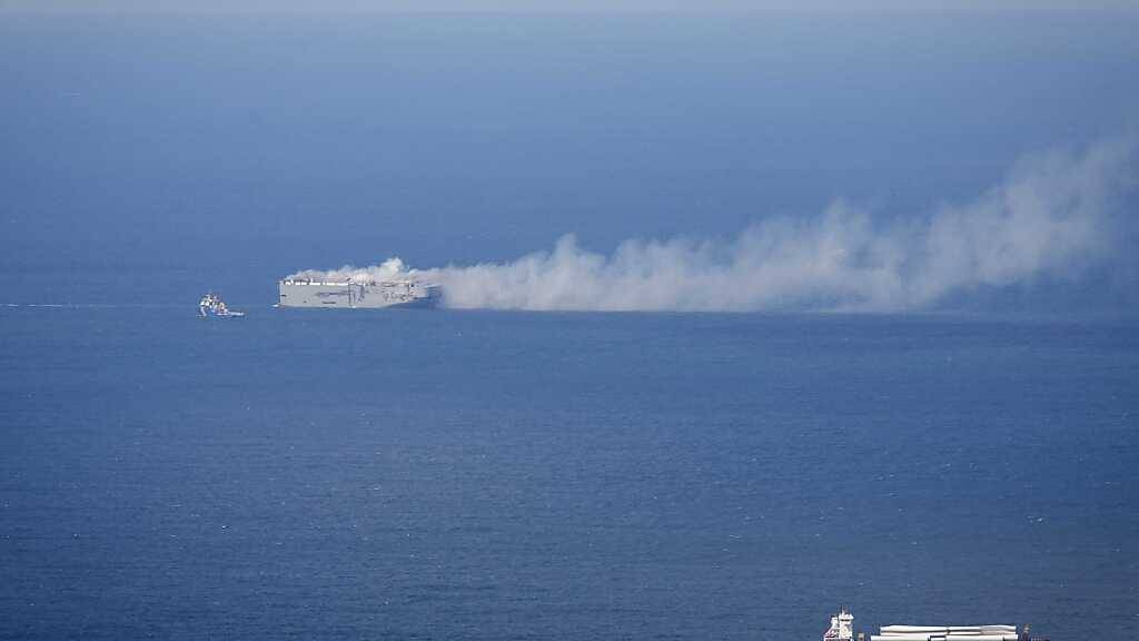 Das Feuer schwächt sich ab, erstmals konnten Berger an Bord der «Fremantle Highway» gehen. Foto: Jan Spoelstra/ANP/dpa