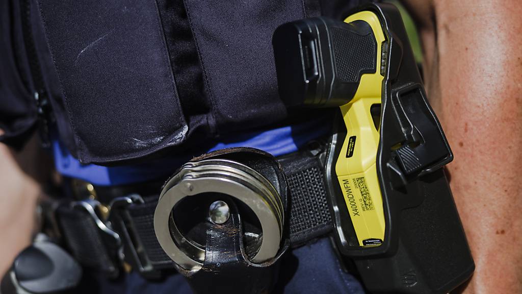 Die Kantonspolizei Zürich hat in Kloten einen 40-jährigen Serben verhaftet. Er soll rund 30 Einbruchdiebstähle begangen haben. (Symbolbild)