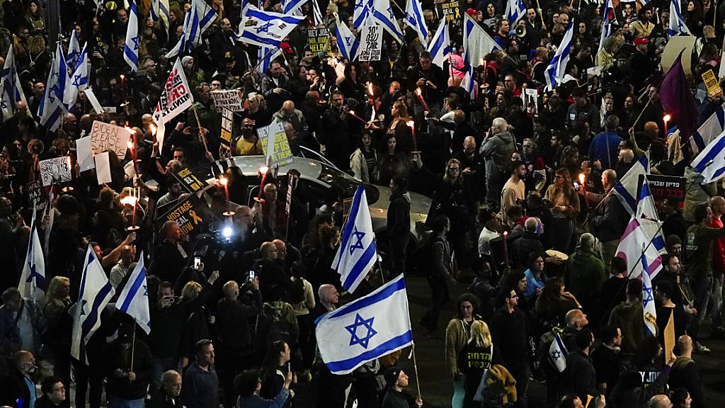 Nicht nur in Tel Aviv demonstrierten Menschen in Israel erneut für die die Freilassung der verbliebenen Geiseln und gegen die Regierung. Foto: Ariel Schalit/AP/dpa