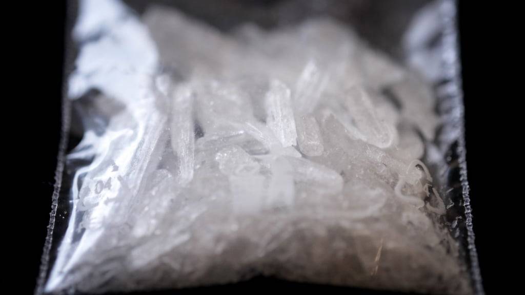 ARCHIV - Das Foto zeigt einen Fund der synthetischen Droge Crystal. Indonesische Behörden haben vor der Ostküste von Sumatra mehr als zwei Tonnen Methamphetamin sichergestellt. Foto: David-Wolfgang Ebener/dpa/Symbolbild