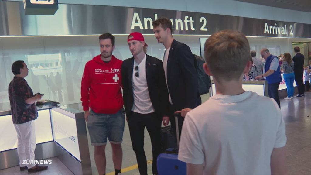 Geknickte Hockey-Nati wird am Flughafen von Fans empfangen