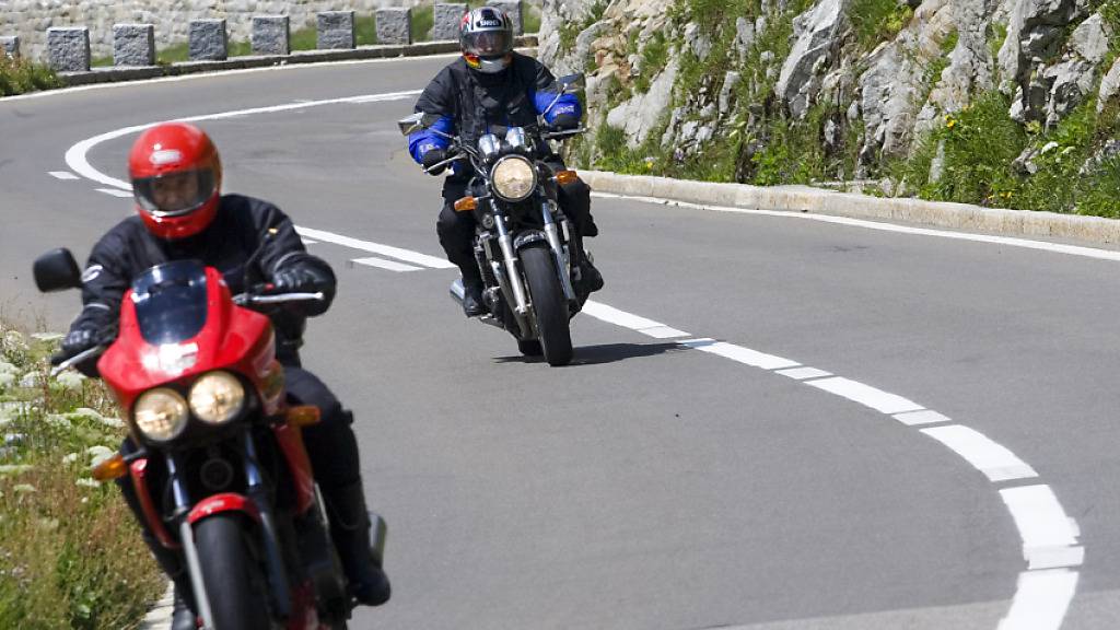Auf der Sustenpassstrasse sind am Dienstagnachmittag zwei Motorradfahrer schwer verunfallt. (Archivbild)