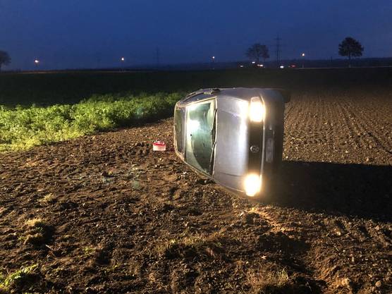 A motorist came from the road with his VW for unknown reasons until now, and then spilled on the ground. She suffered no injury.