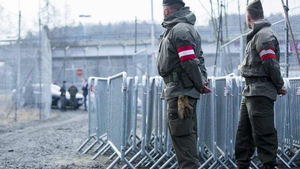Österreichische Soldaten patrouillieren an der slowenisch-österreichischen Grenze. Österreich will künftig nur noch 80 Asylanträge pro Tag an Grenzposten akzeptieren. (Archiv)