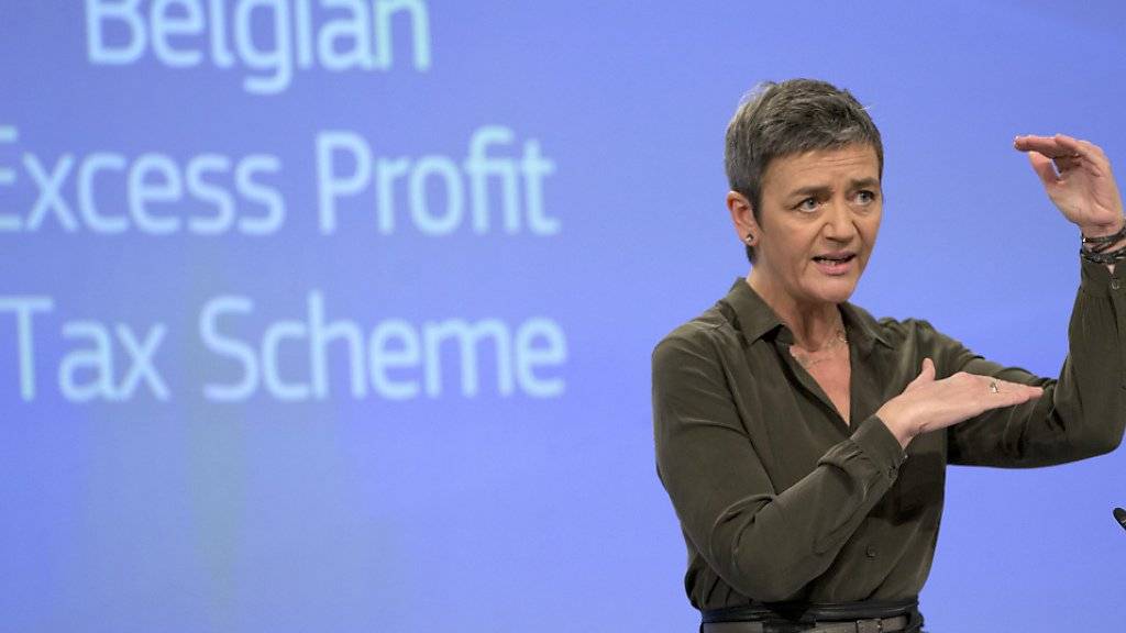 EU-Wettbewerbskommissarin Margrethe Vestager erklärt an einer Medienkonferenz, weshalb die EU-Kommission die belgischen Steuerdeals als illegal einstuft.
