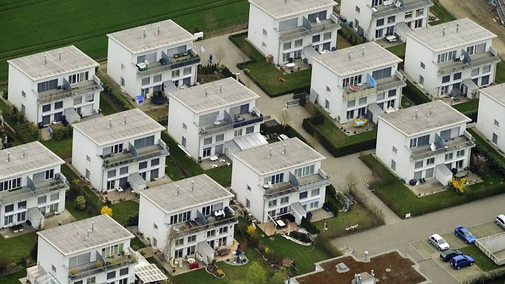 Überbauung bei Dübendorf: Zum Jahresstart sind Immobilien in der Schweiz wieder teurer geworden. Über die letzten 5 Jahre haben sich die Angebotspreise für Einfamilienhäuser um rund 11 Prozent und jene für Eigentumswohnungen um fast einen Fünftel erhöht (Archiv).