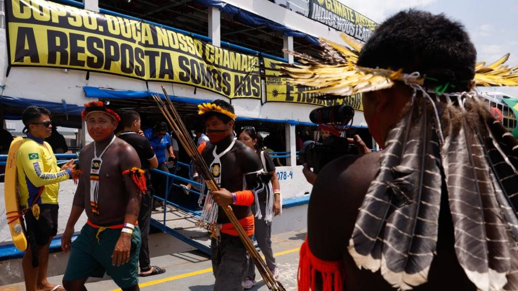 Klimaaktivisten nehmen an einer Veranstaltung des People's Summit (Gipfel der Völker) an der Guajara Bucht in Belem teil, wo die Weltklimakonferenz COP30 stattfindet. Der People's Summit bringt über 1.200 Umwelt-, Klimaorganisationen und Netzwerke aus Brasilien und dem Ausland zusammen. Foto: Tânia Rêgo/Agencia Brazil/dpa - ACHTUNG: Nur zur redaktionellen Verwendung und nur mit vollständiger Nennung des vorstehenden Credits