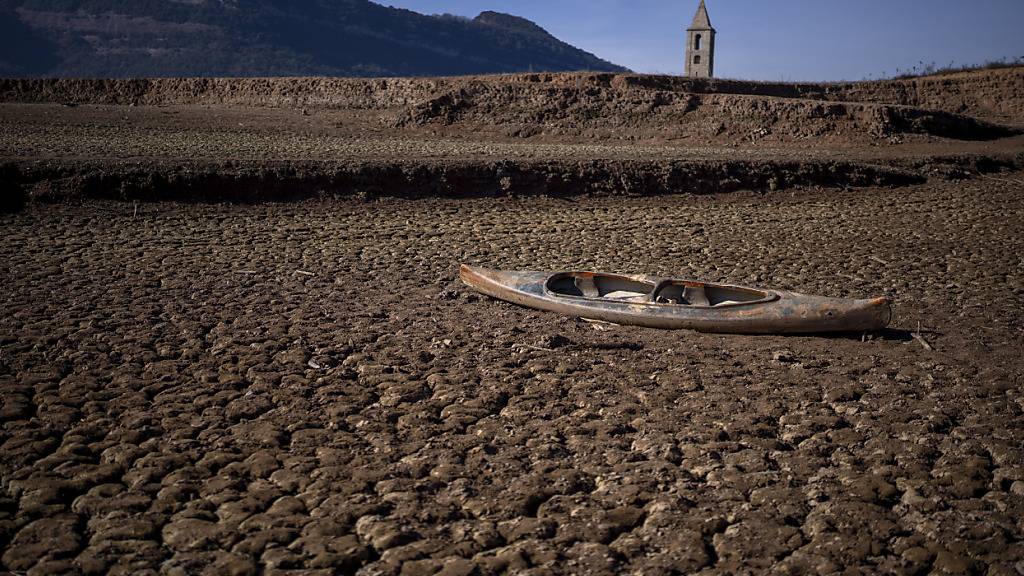 Weltweit heissester Sommer seit Messbeginn: Die Hitze führte in Spanien zu einer riesigen Trockenheit, hier in einem Wasserreservoir bei Vilanova de Sau. (Archivbild)