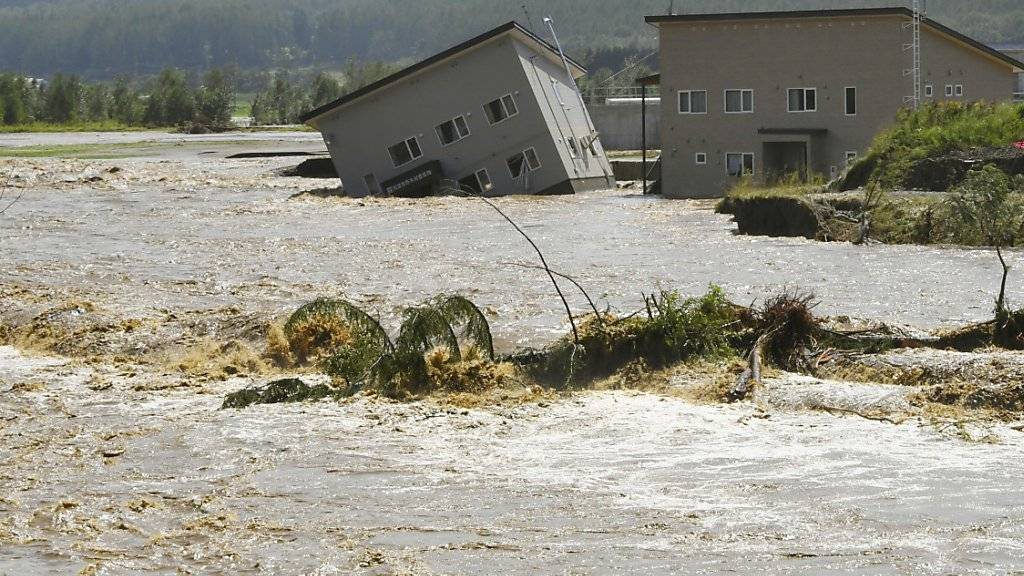 Der Fluss kennt keine Ufer mehr auf der japanischen Nordinsel Hokkaido: Nach dem Durchzug eines Taifuns sterben mindestens zehn Menschen.