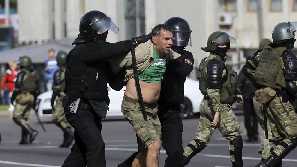 Bereitschaftspolizisten nehmen einen Demonstranten bei einem Protest der Opposition fest. Mehr als 250 Menschen sollen bei neuen Massenprotesten gegen den belarussischen Staatschef Lukaschenko festgenommen worden sein.