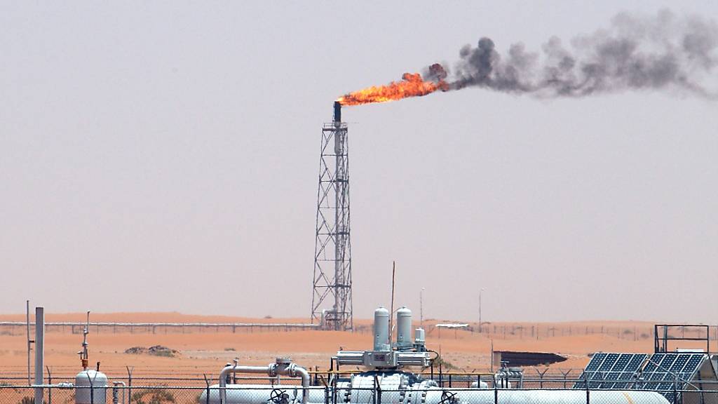 Die Ölpreise steigen am Donnerstag wieder kräftig. Im Bild eine Ölförderanlage in Saudi Arabien. (Archivbild)