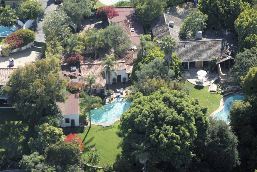 Das Anwesen mit Gästehaus und Swimmingpool in Brentwood.