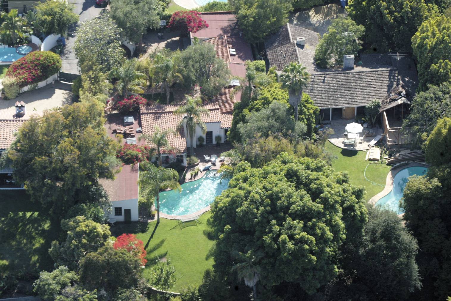 Das Anwesen mit Gästehaus und Swimmingpool in Brentwood.