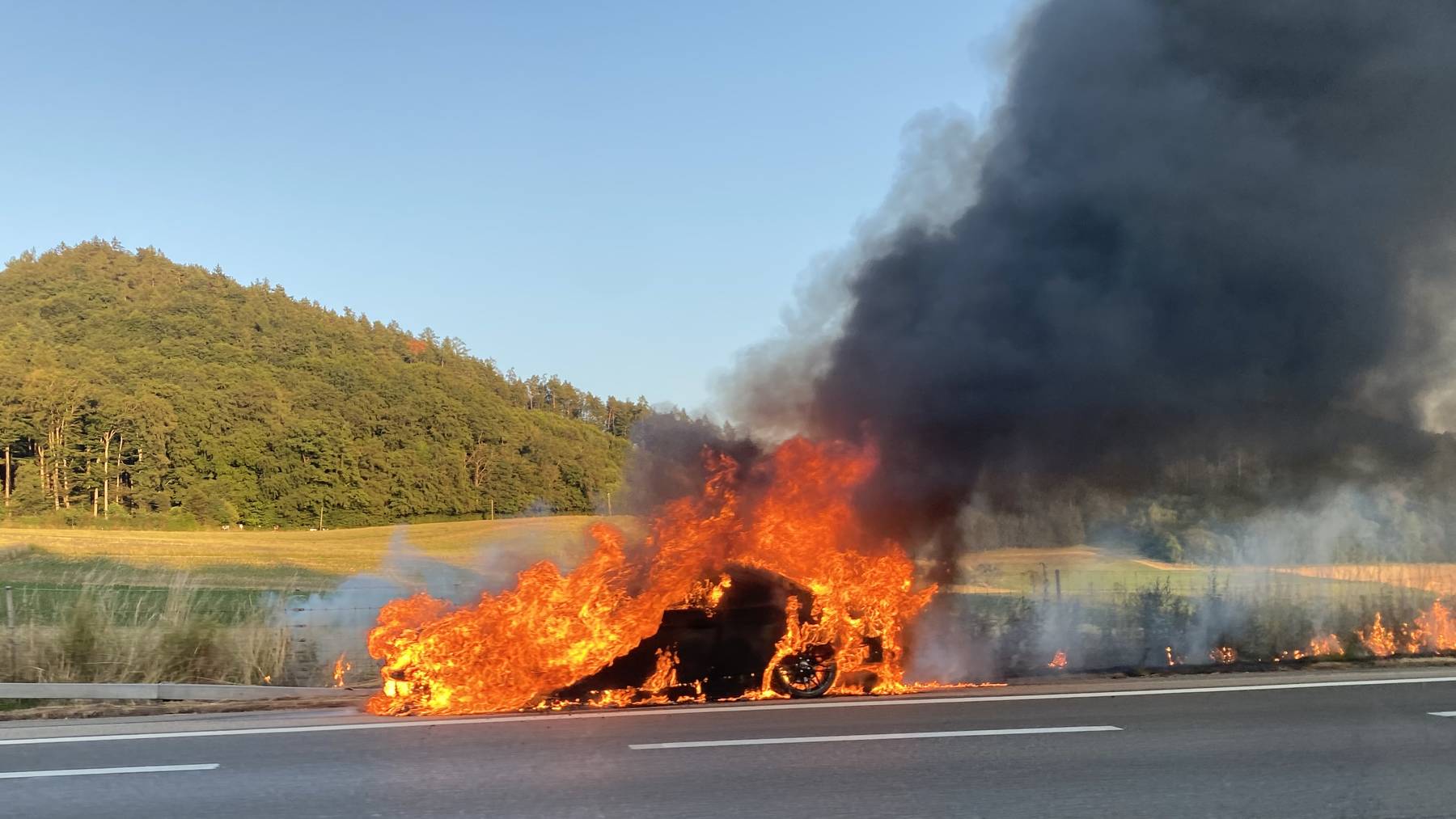 Am Samstagabend brannte auf der A1 nach Grauholz ein Auto.