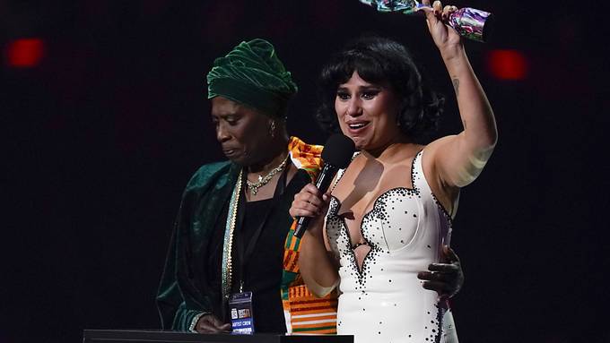 Raye knackt bei den Brit Awards den Rekord