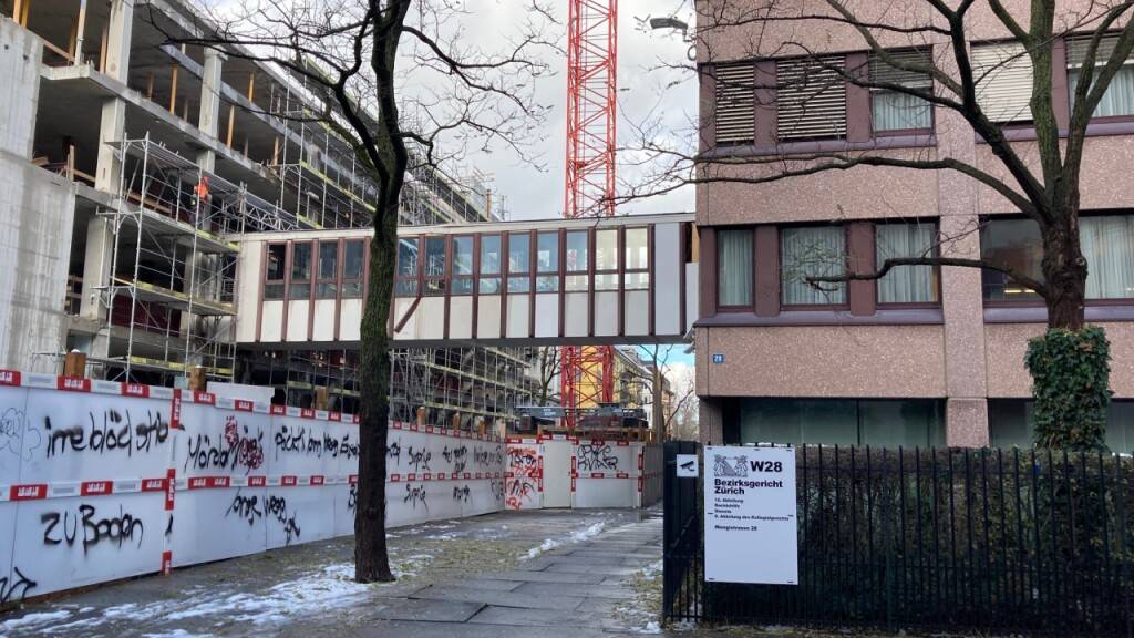 Ein Mann hat in Zürich eine auf der Strasse liegende Betrunkene überfahren: Das Zürcher Bezirksgericht sprach ihn vom Vorwurf der fahrlässigen Tötung frei.