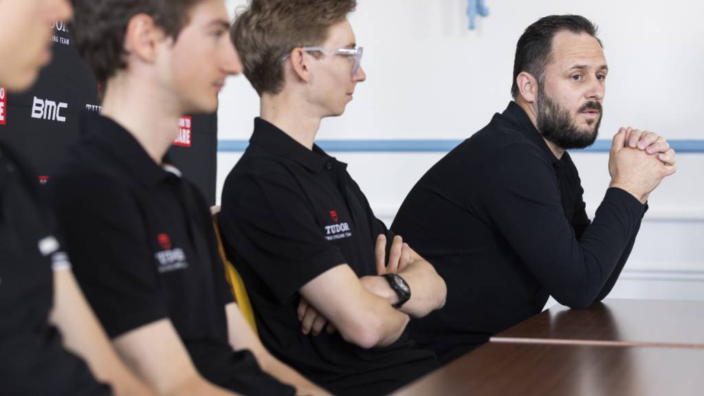 Morgan Lamoisson (rechts), der Sportdirektor der Equipe Tudor, erklärt die Ziele des Teams an der Tour de Romandie
