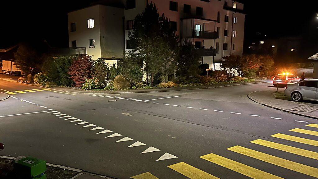 Auto streift Velofahrerin in Brunnen SZ und fährt davon