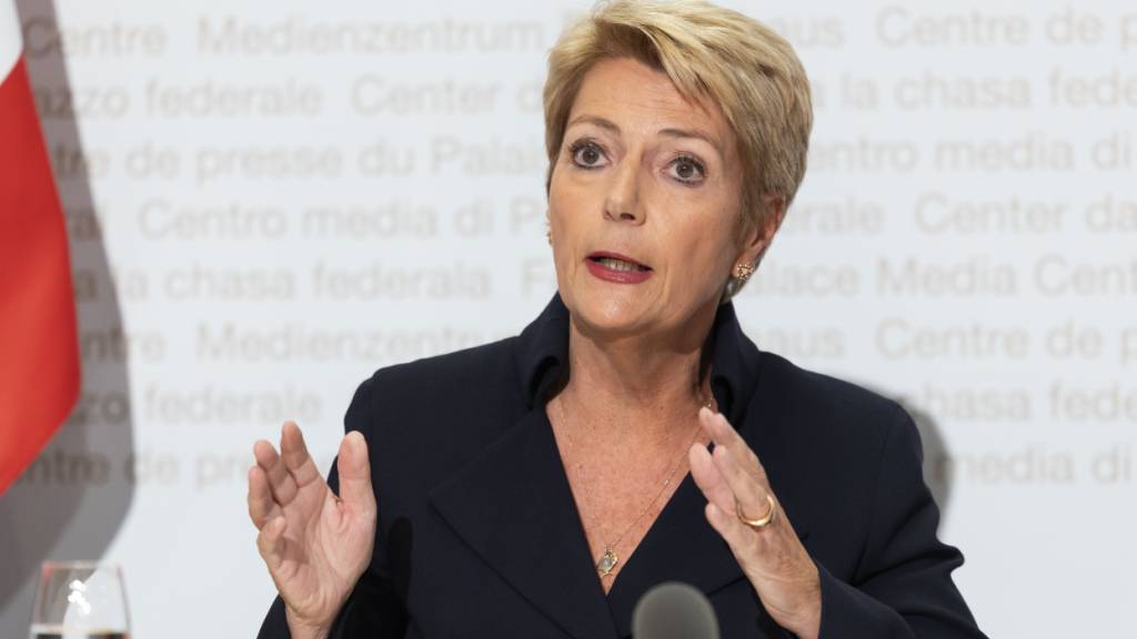 «Die Verantwortung liegt jetzt beim Parlament»: Finanzministerin Karin Keller-Sutter stellt in Bern die Vorlage für die Eigenmittelanforderungen an die UBS den Medien vor.
