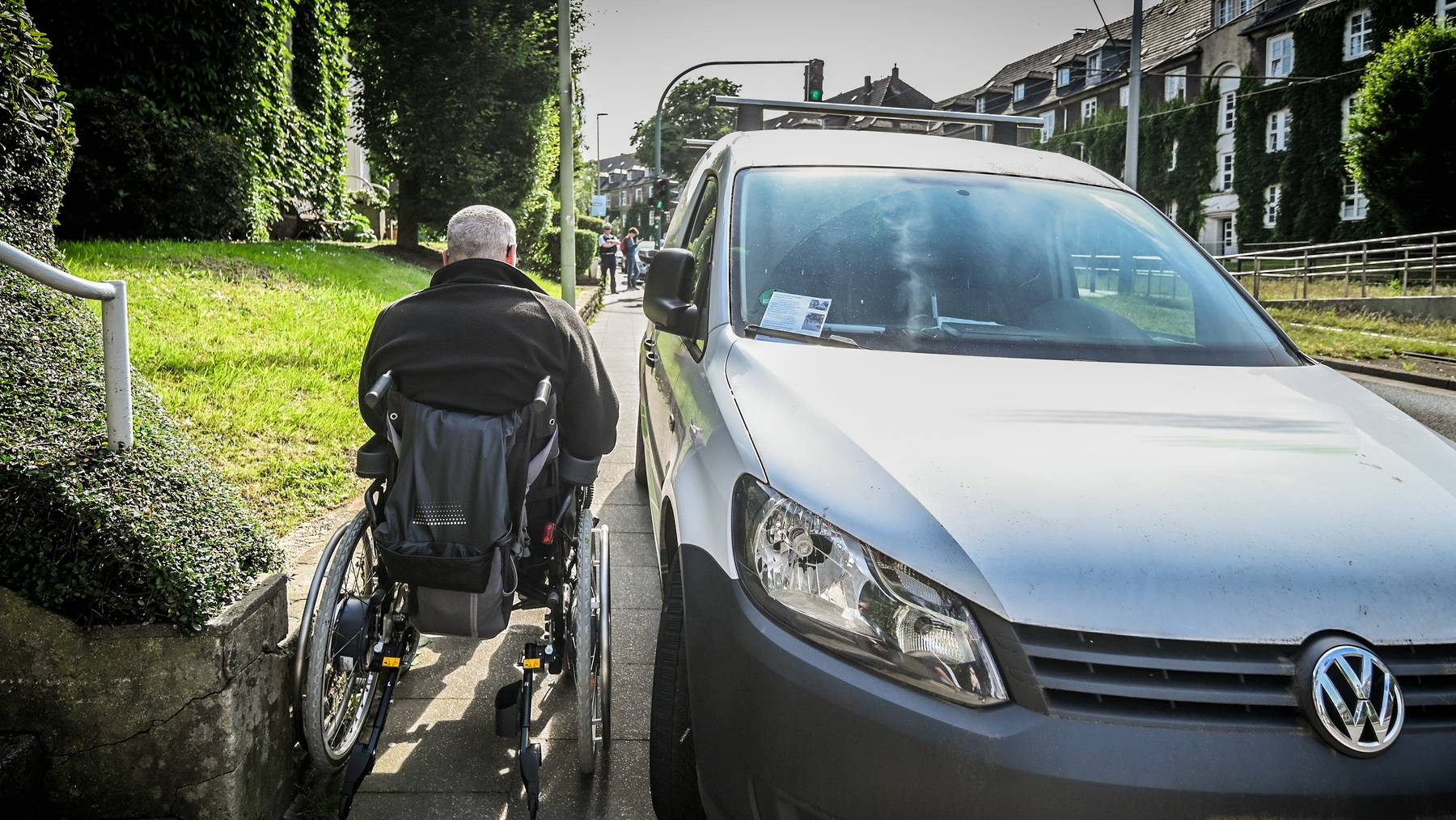 Auto parkiert auf Gehweg