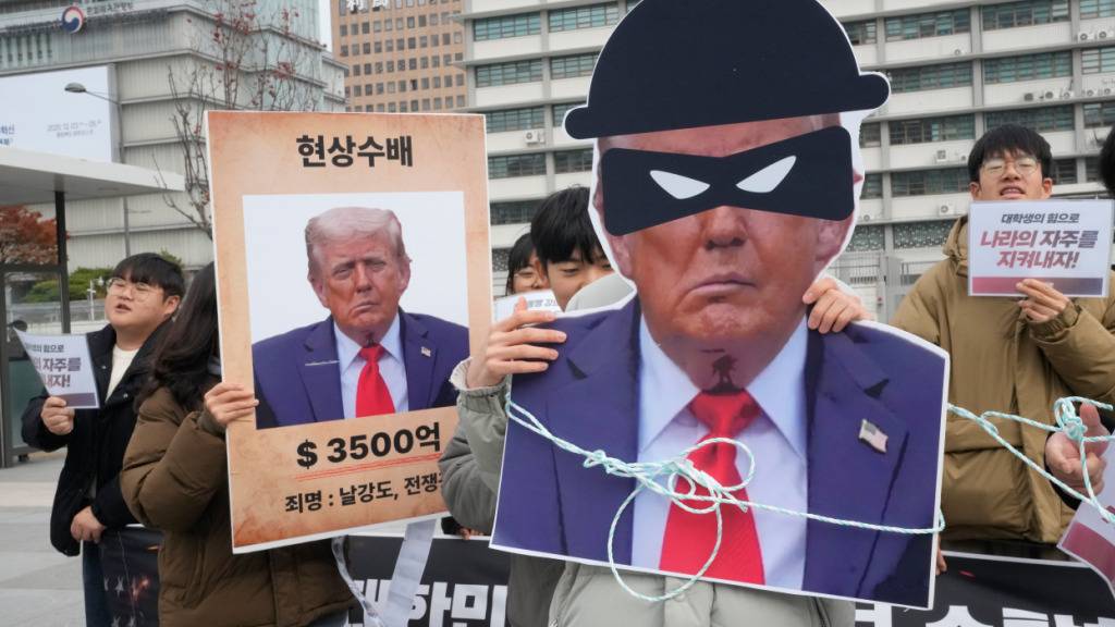 Handelskriege gehören laut den WEF-Experten zu den grössten Gefahren für die Weltwirtschaft - im Bild Proteste in Südkorea gegen die US-Zollpolitik. (Archivbild)