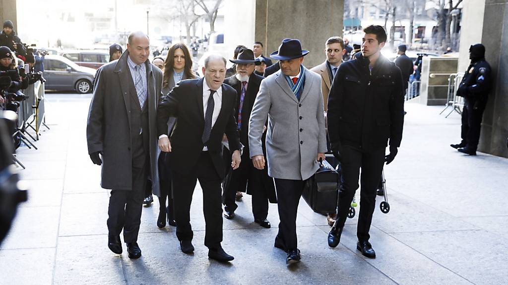 Der ehemalige Hollywood-Mogul Harvey Weinstein (Zweiter von links) trifft mit seinen Anwälten am Gericht in New York ein. Der Vergewaltigungsprozess gegen den 67-Jährigen startete in seinen inhaltlichen Teil mit den Eröffnungsplädoyers von Anklage und Verteidigung.