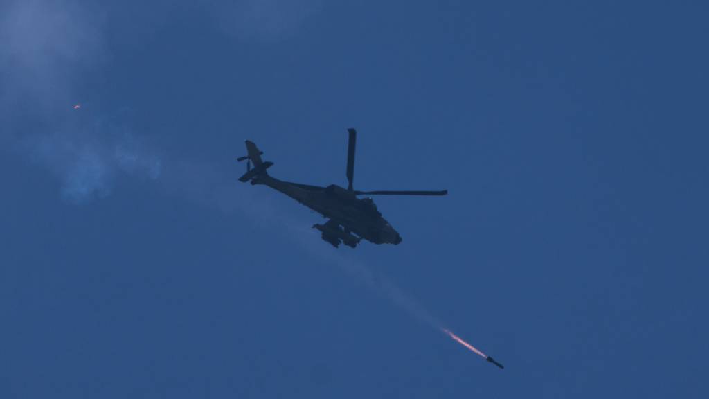 ARCHIV - Ein israelischer Apache-Hubschrauber feuert eine Rakete auf den Südlibanon ab, gesehen von Nordisrael aus. Foto: Ariel Schalit/AP/dpa (Archivbild)