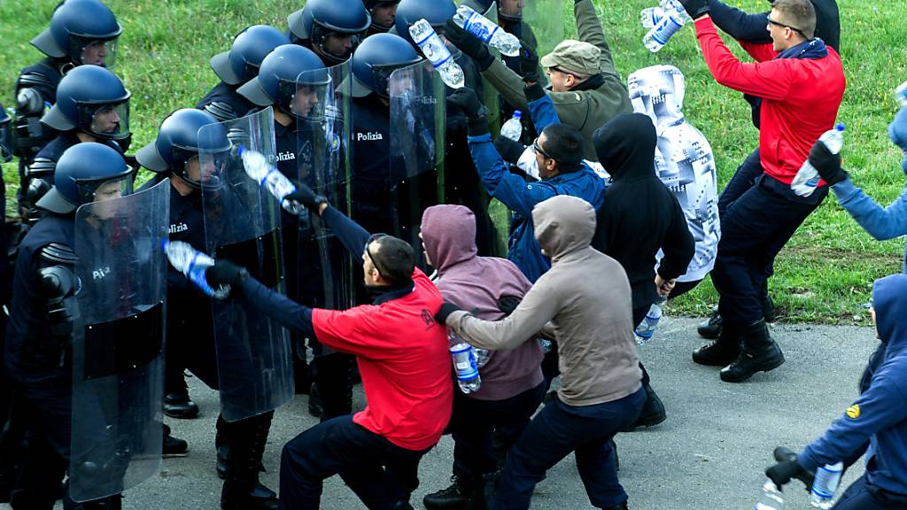 Hier nur gestellt: Polizeianwärter im Einsatz gegen eine fiktive Gruppe von Hooligans. (Themenbild)