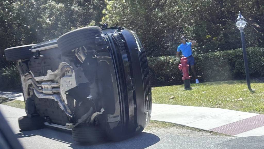 Tiger Woods steht unverletzt neben seinem Auto, mit dem er zuvor verunfallt ist