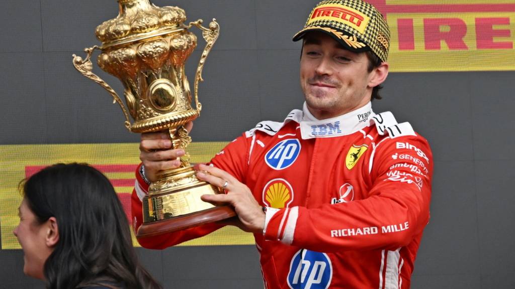 Charles Leclerc mit dem Siegerpokal in den Händen