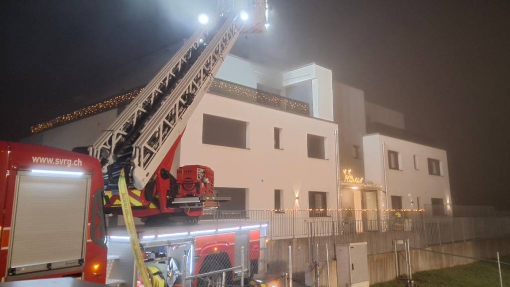 Viel Rauch aus der Attikawohnung im sanktgallischen Flawil - aber keine Verletzten.