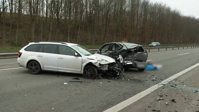 Skoda-Fahrer rammt auf T5 Auto mit Panne – 66-jähriger Mann tot