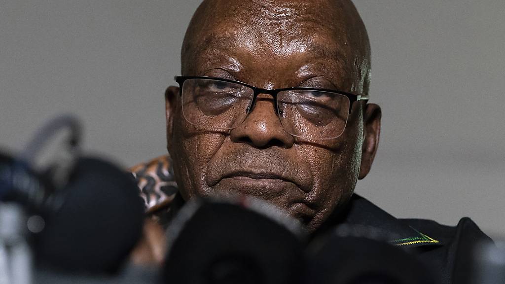 ARCHIV - Der ehemalige Präsident Jacob Zuma dpricht  in seinem Haus in Nkandla, Provinz KwaZulu-Natal, Südafrika. Zuma verließ sein Haus, um sich den Behörden zu übergeben, um eine 15-monatige Haftstrafe anzutreten. Foto: Shiraaz Mohamed/AP/dpa