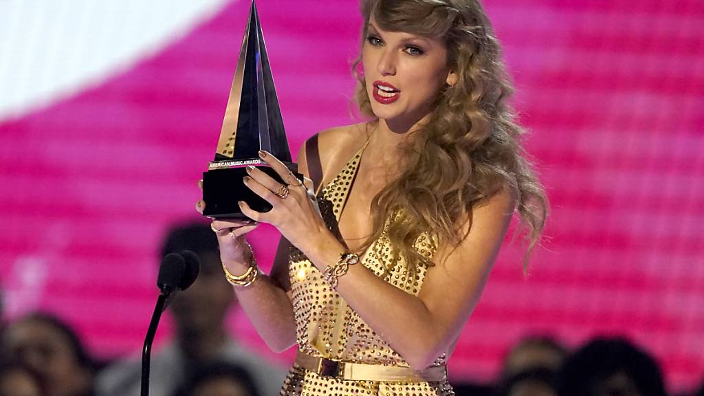 Taylor Swift nimmt den Preis für das beste Musikvideo bei den American Music Awards 2022 im Microsoft Theater entgegen. Foto: Chris Pizzello/Invision/AP/dpa