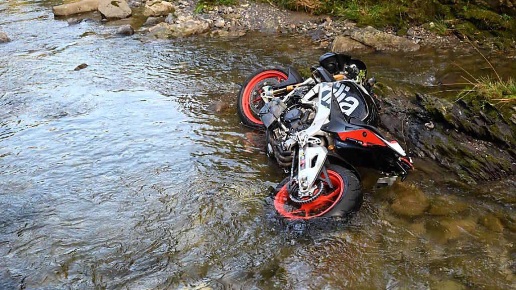 Ein Töfffahrer landete im Simmibach und zog sich Verletzungen zu.
