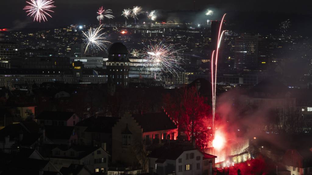 Der Nachthimmel über Zürich funkelte kurz nach Mitternacht.