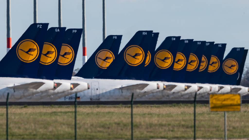 Die europäische Airline-Branche verlangt nach den Einbrüchen durch die Corona-Krise mehr Zeit, um Passagieren schon bezahlte Tickets für ausgefallene Flüge zurückzuerstatten. (Archiv)