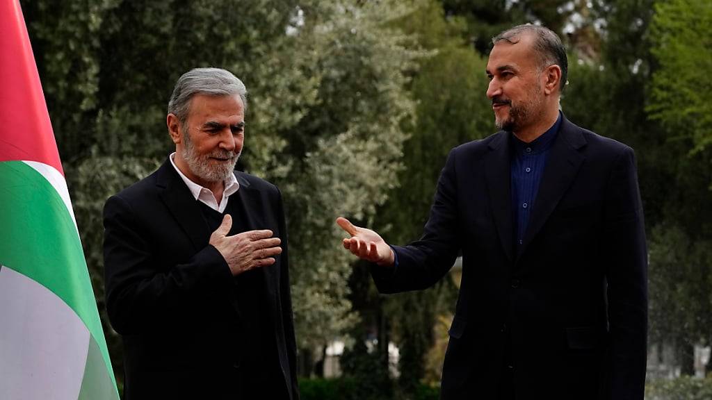 Sijad al-Nachala (l), Führer der palästinensischen Gruppe Islamischer Dschihad (PIJ), wird von Hussein Amirabdollahian, Außenminister des Iran, zu einem Treffen empfangen. Foto: Vahid Salemi/AP/dpa