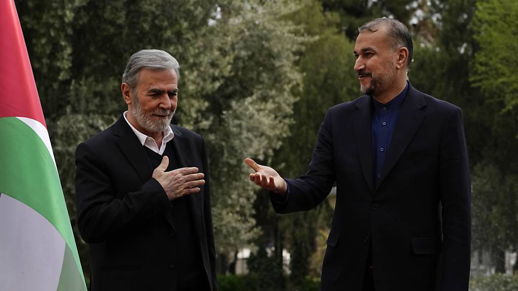 Sijad al-Nachala (l), Führer der palästinensischen Gruppe Islamischer Dschihad (PIJ), wird von Hussein Amirabdollahian, Außenminister des Iran, zu einem Treffen empfangen. Foto: Vahid Salemi/AP/dpa