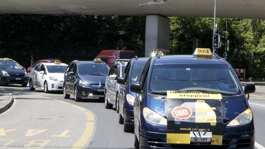 Protest von Genfer Taxi-Chauffeuren gegen den Konkurrenten Uber aus den USA im vergangenen Juni: Das Kantonsparlament hat nun ein neues Gesetz verabschiedet. (Archivbild)
