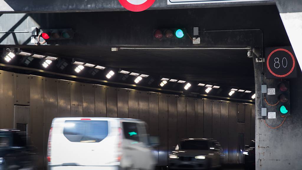 Rückreiseverkehr zieht an - Stau vor Gotthard-Südportal