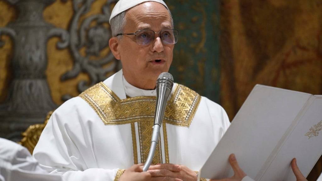HANDOUT - Der neu gewählte Papst Leo XIV. konzelebriert die Messe mit dem Kardinalskollegium in der Sixtinischen Kapelle im Vatikan am Tag nach seiner Wahl zum 267. Pontifex der römisch-katholischen Kirche. Foto: Uncredited/Vatican media/AP/dpa - ACHTUNG: Nur zur redaktionellen Verwendung bis zum 22.05.2025 im Zusammenhang mit der aktuellen Berichterstattung und nur mit vollständiger Nennung des vorstehenden Credits
