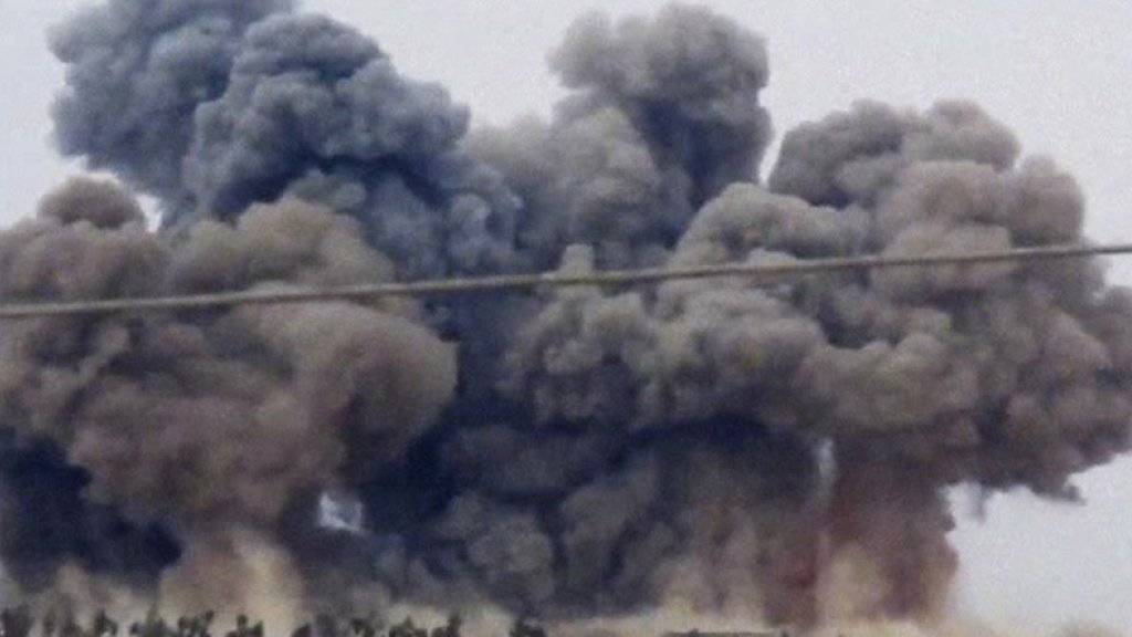 Nach Angriffen der russischen Luftwaffe steigt über der nordwestsyrischen Provinz Idlib Rauch auf (Aufnahme vom 1. Oktober).