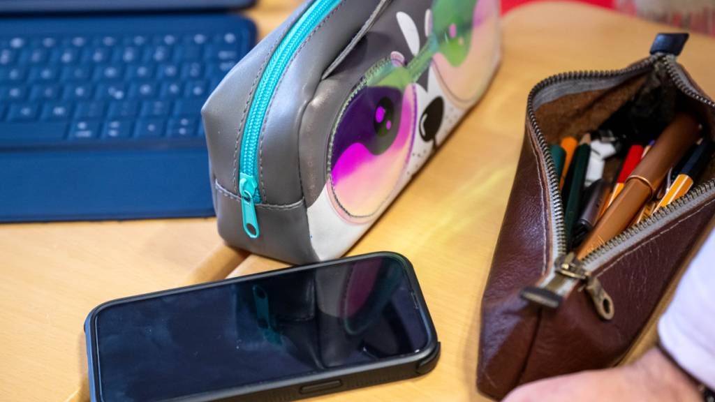 ARCHIV - Ein Tablet und ein Handy liegen am Platz einer Schülerin. Foto: Sina Schuldt/dpa/Symbolbild