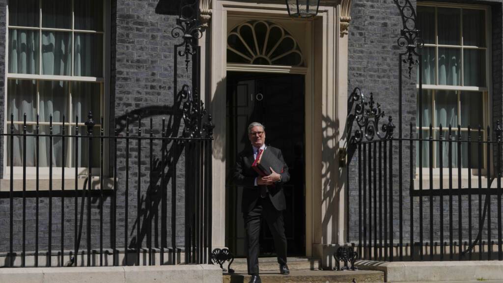 ARCHIV - Der britische Premierminister Keir Starmer verlässt Downing Street 10, um an der wöchentlichen Fragestunde des Premierministers im Parlament in London teilzunehmen. Foto: Kirsty Wigglesworth/AP/dpa