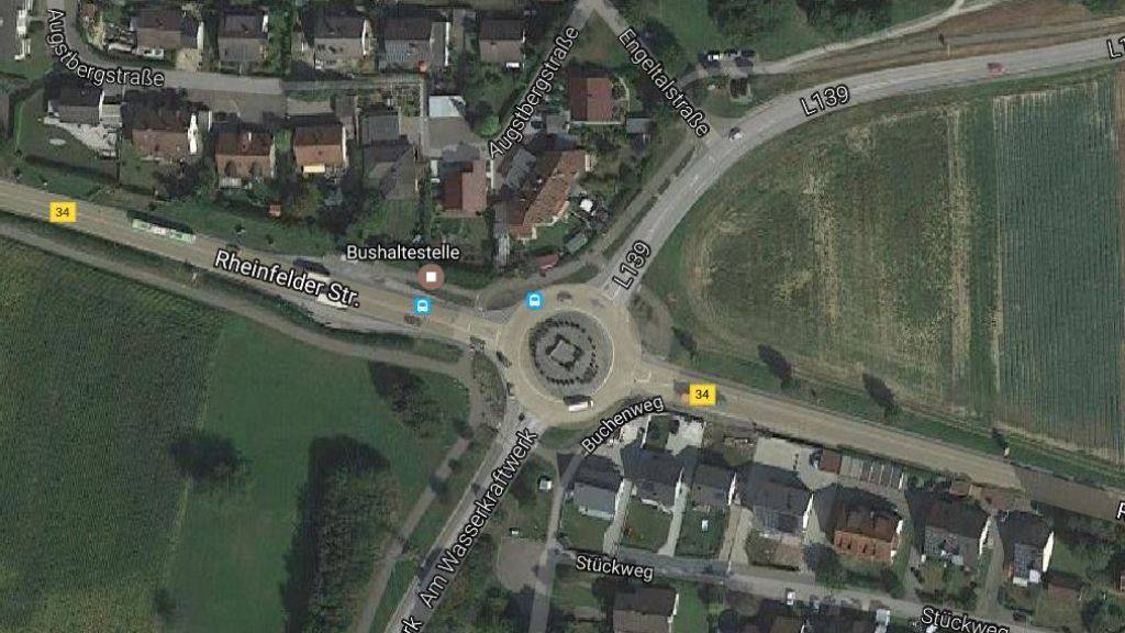 Endstation Kreisel L 139: Eine wilde Verfolgungsjagd endet kurz hinter der Schweizer Grenze im deutschen Wyhlen. (Bild: googlemaps)