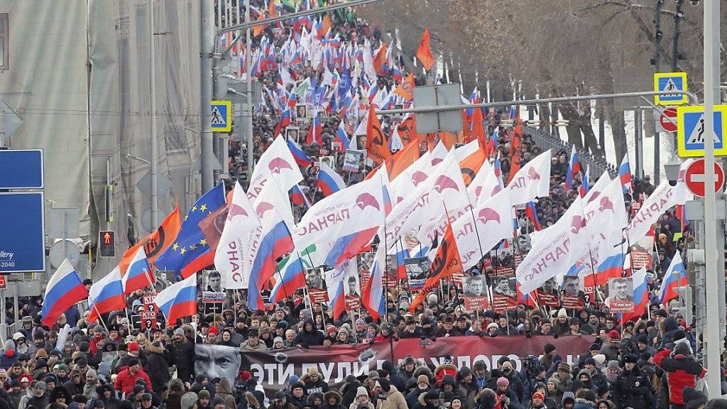 Mehrere tausend russische Regierungskritiker haben an den vor drei Jahren ermordeten Oppositionsführer Boris Nemzow erinnert.