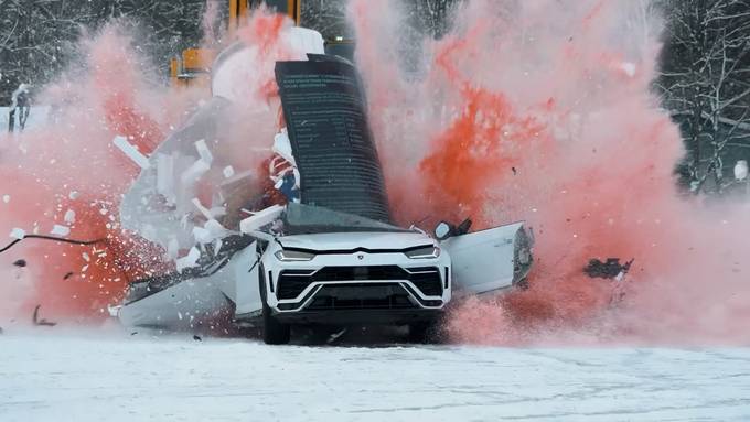 Russischer Influencer lässt riesigen Energydrink auf Lamborghini krachen
